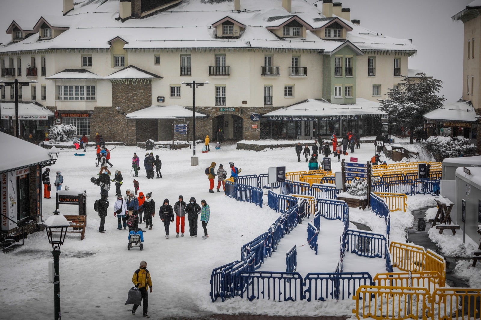 La copiosa nevada en la estación ha dejado estampas muy invernales y esperadas