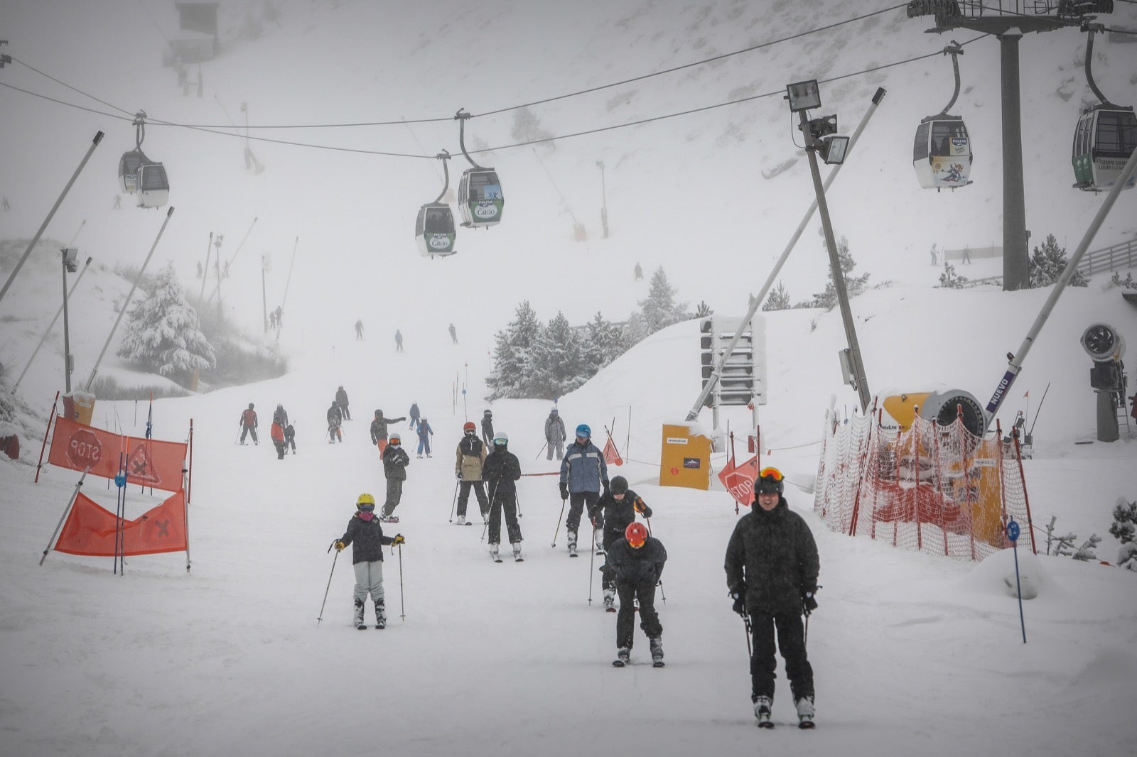 La copiosa nevada en la estación ha dejado estampas muy invernales y esperadas