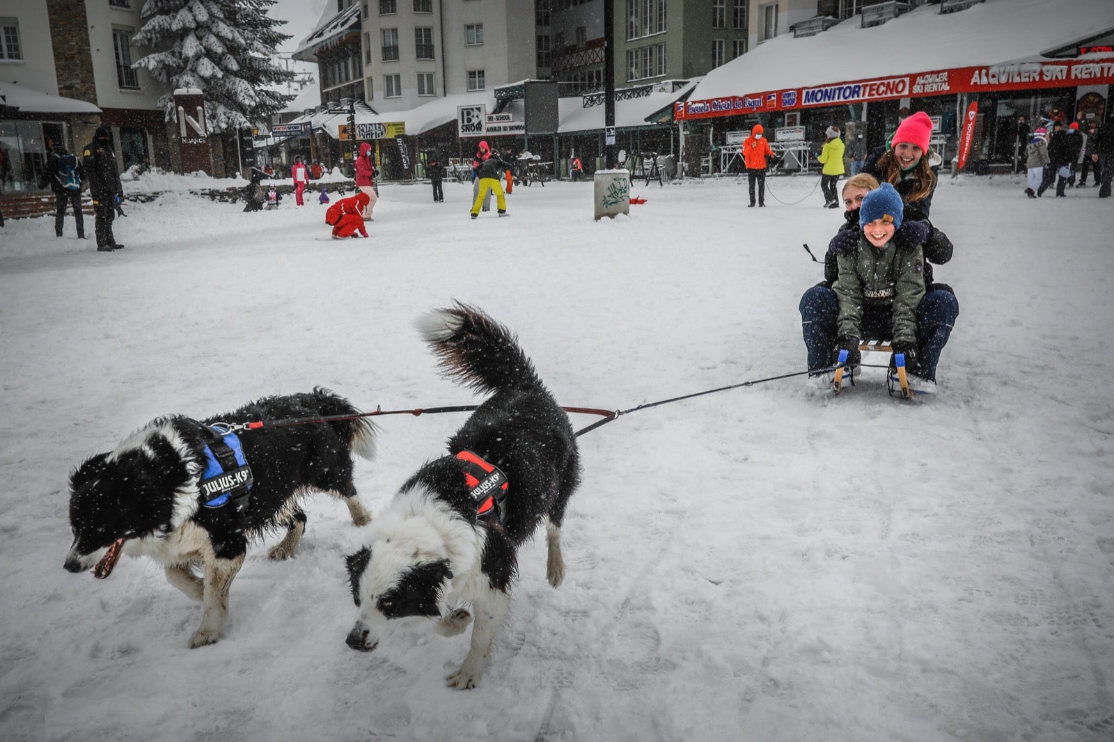 La copiosa nevada en la estación ha dejado estampas muy invernales y esperadas