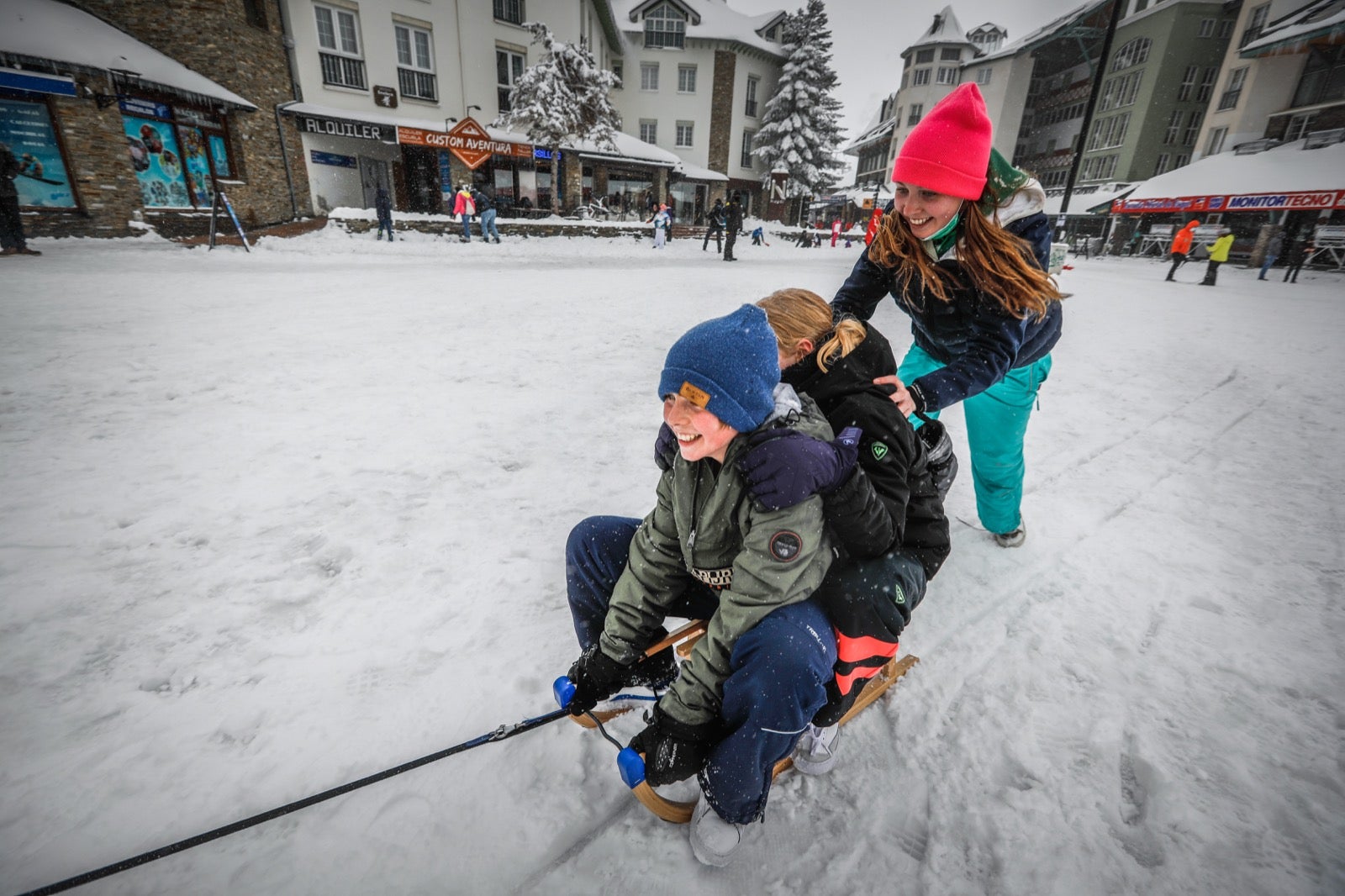 La copiosa nevada en la estación ha dejado estampas muy invernales y esperadas