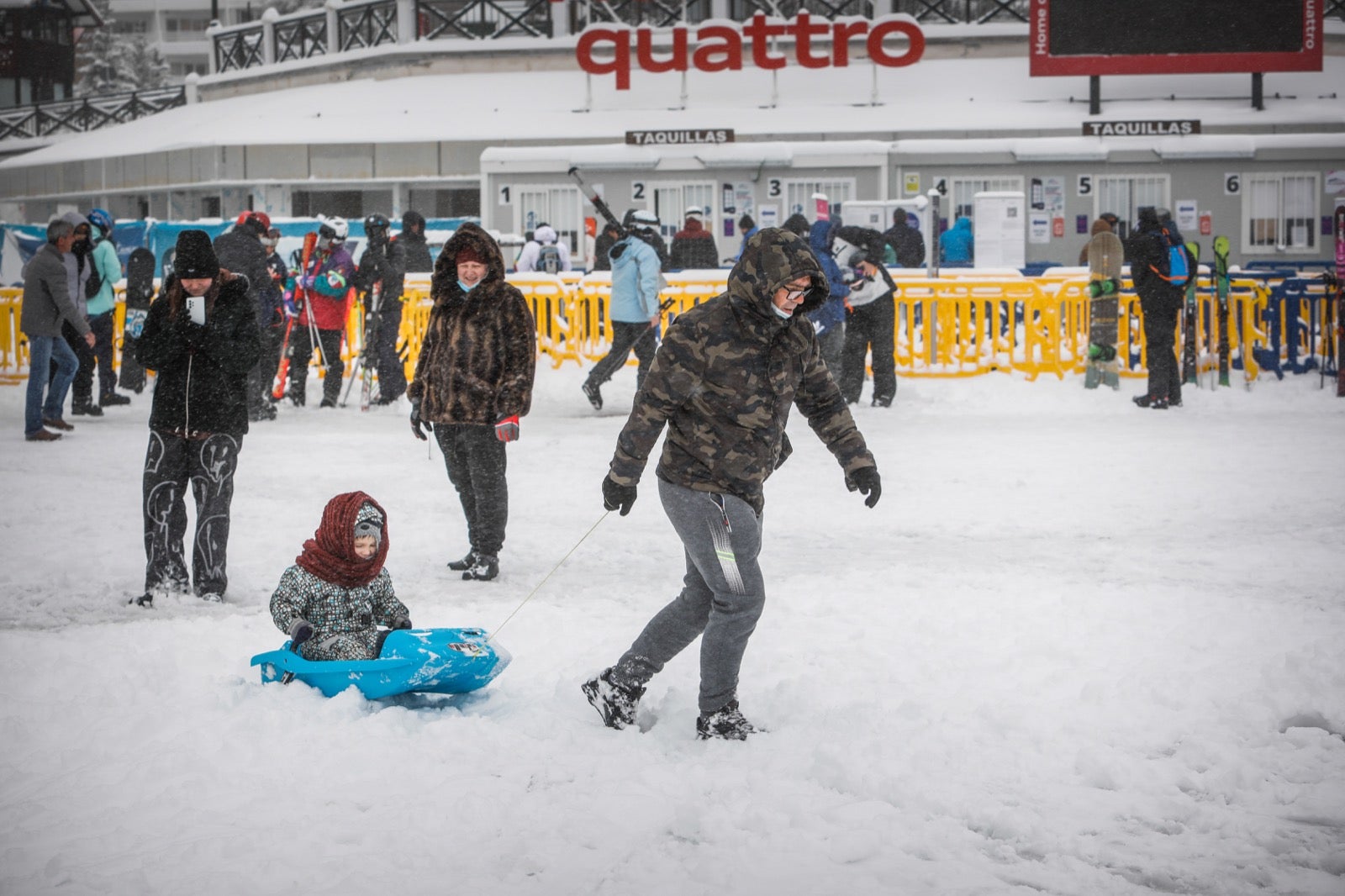 La copiosa nevada en la estación ha dejado estampas muy invernales y esperadas