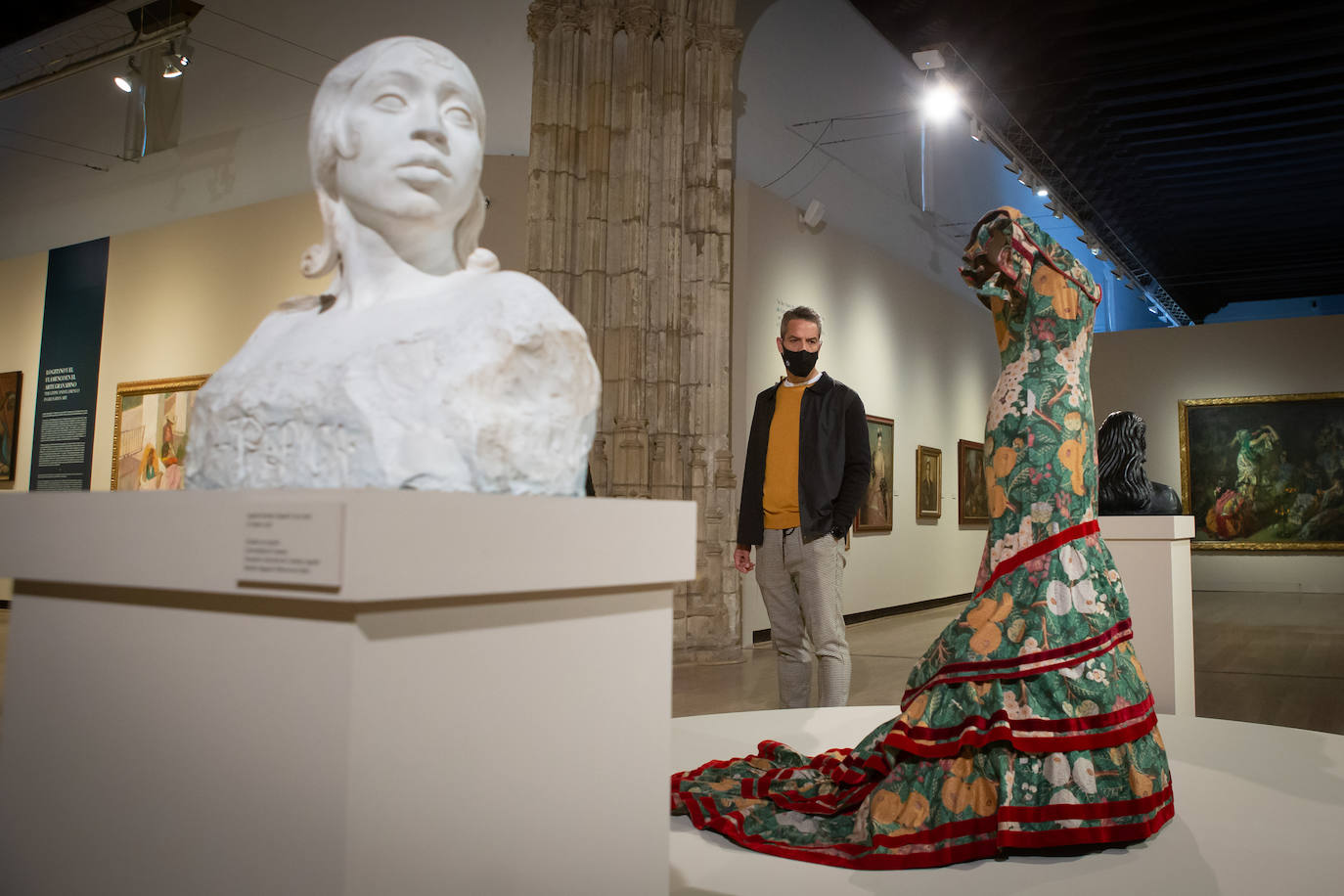 La UGR inaugura una exposición con un centenar de obras que reflejan la pasión por el mundo gitano del pintor vasco, uno de los artífices del Concurso de Cante Jondo de 1922