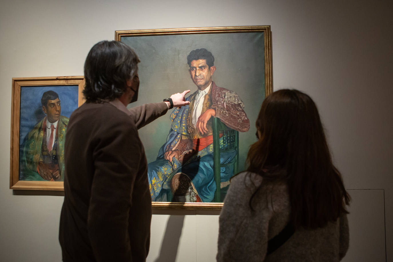 La UGR inaugura una exposición con un centenar de obras que reflejan la pasión por el mundo gitano del pintor vasco, uno de los artífices del Concurso de Cante Jondo de 1922