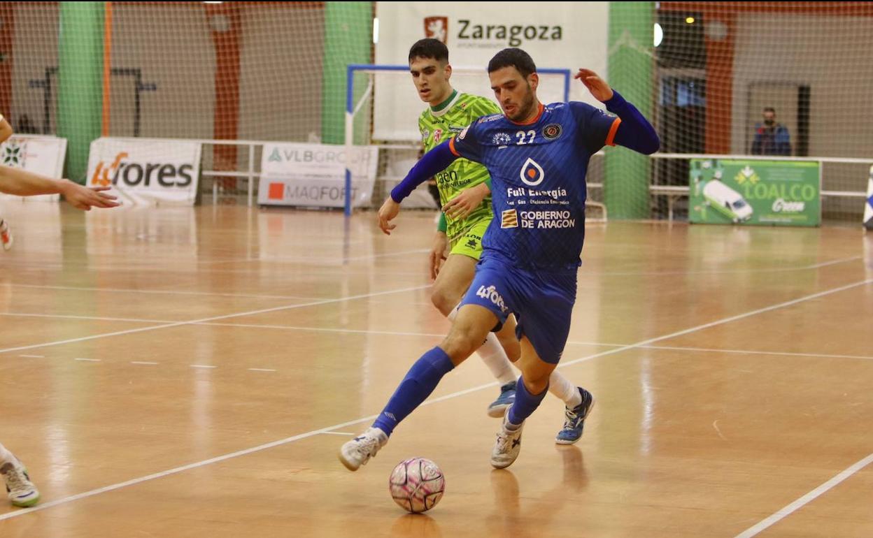 Jugadores de ambos equipos con el eférico en disputa. 