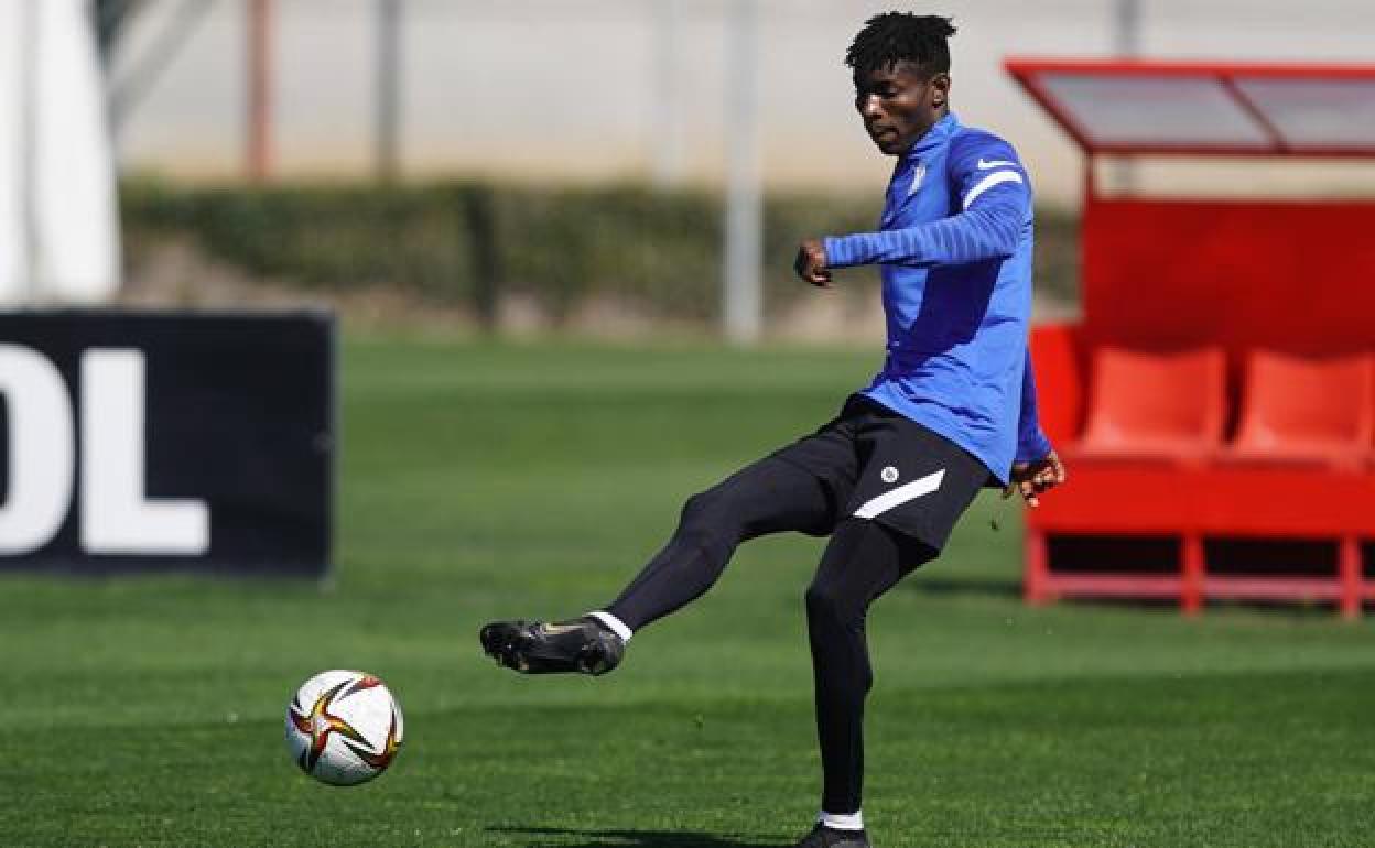 El zaguero Isaac, que aún no ha debutado, da un pase en un entrenamiento.