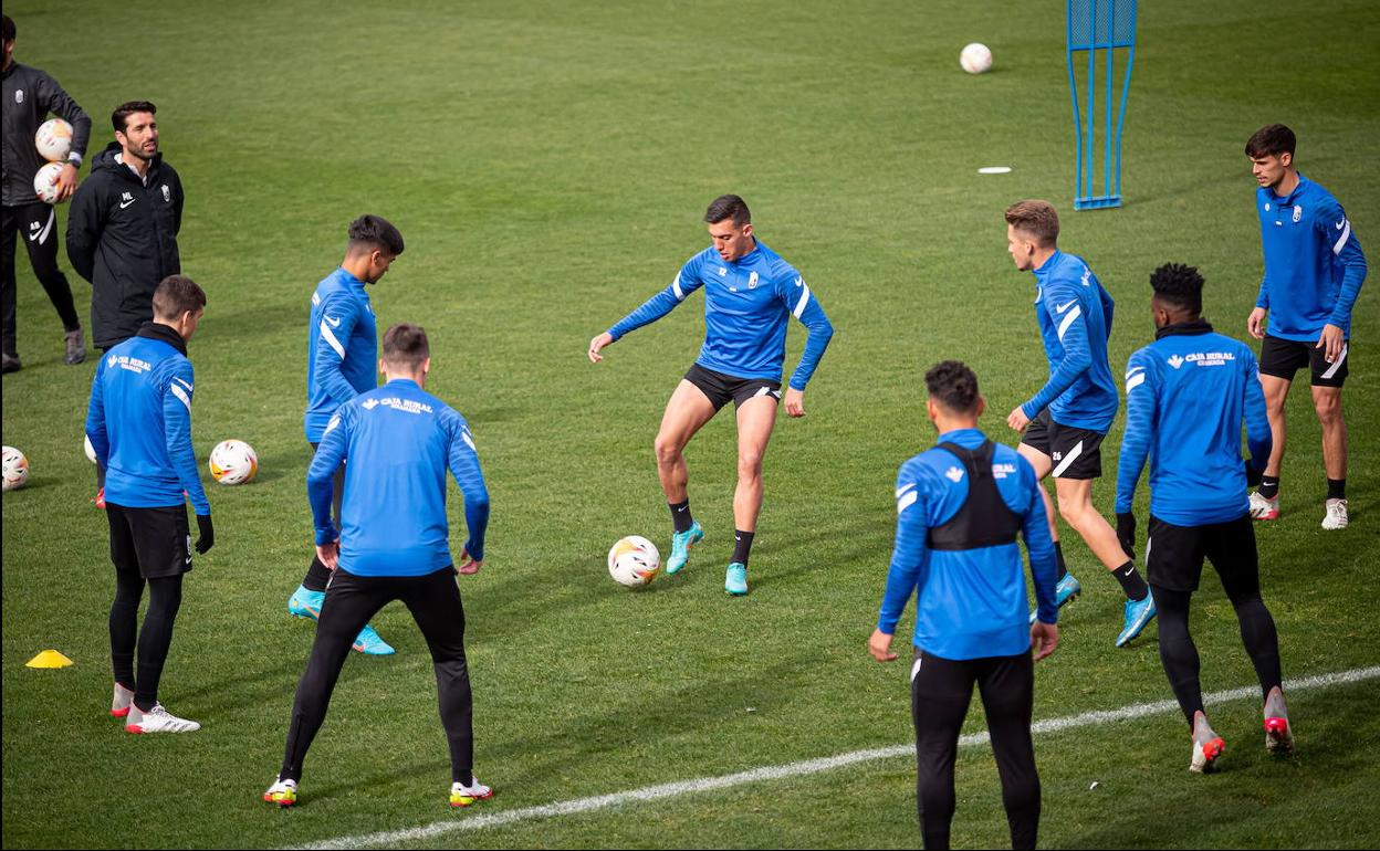 Myrto Uzuni juega un balón en un rondo de un entrenamiento reciente. 