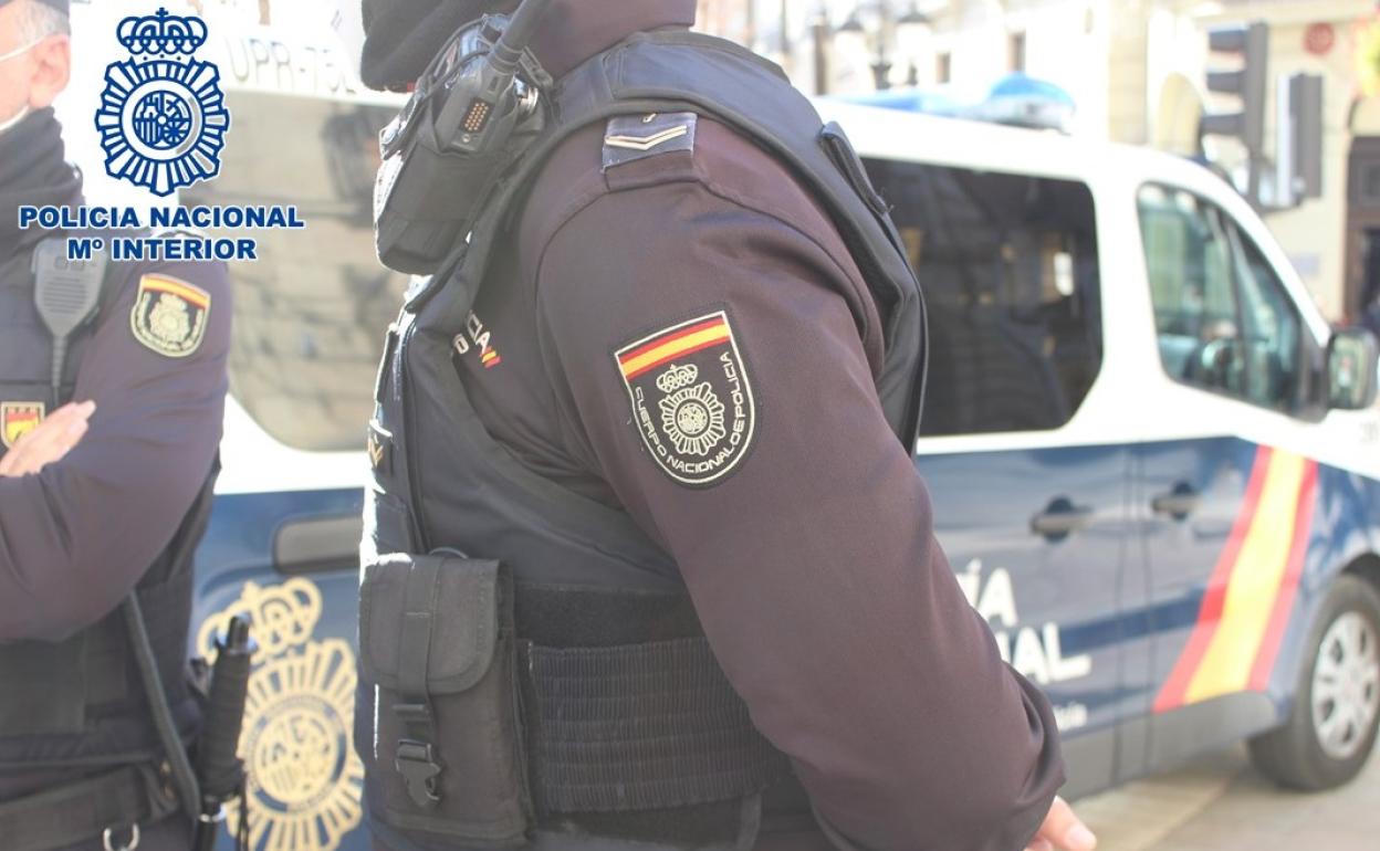 Un agente de la Policía Nacional patrulla por una calle de Granada.