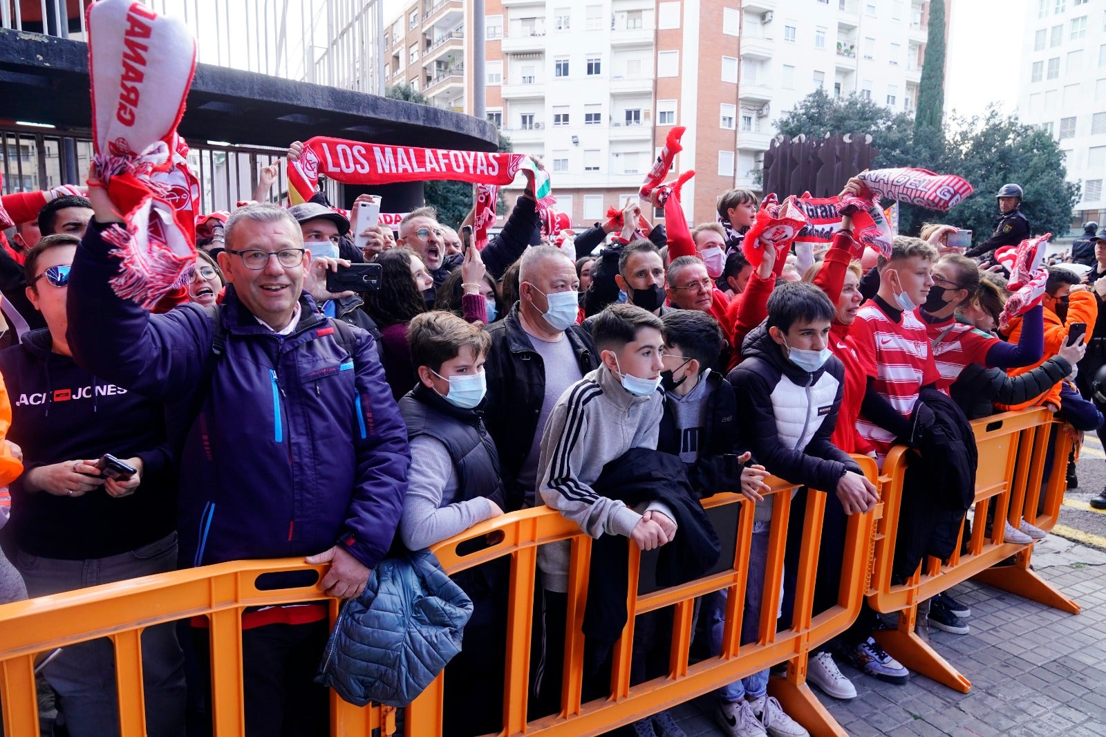 Luis Milla pugna por un babón aéreo.