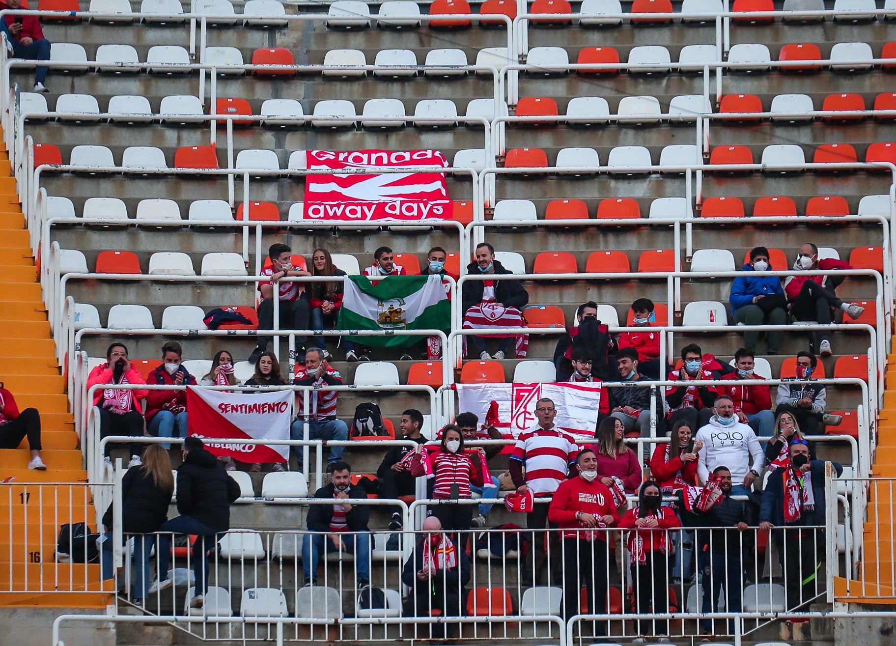 Luis Milla pugna por un babón aéreo.