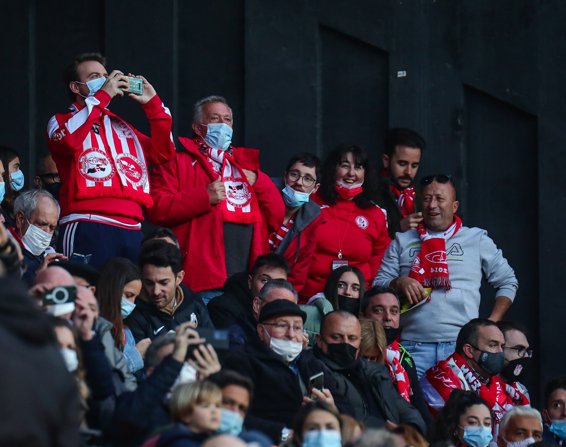Luis Milla pugna por un babón aéreo.