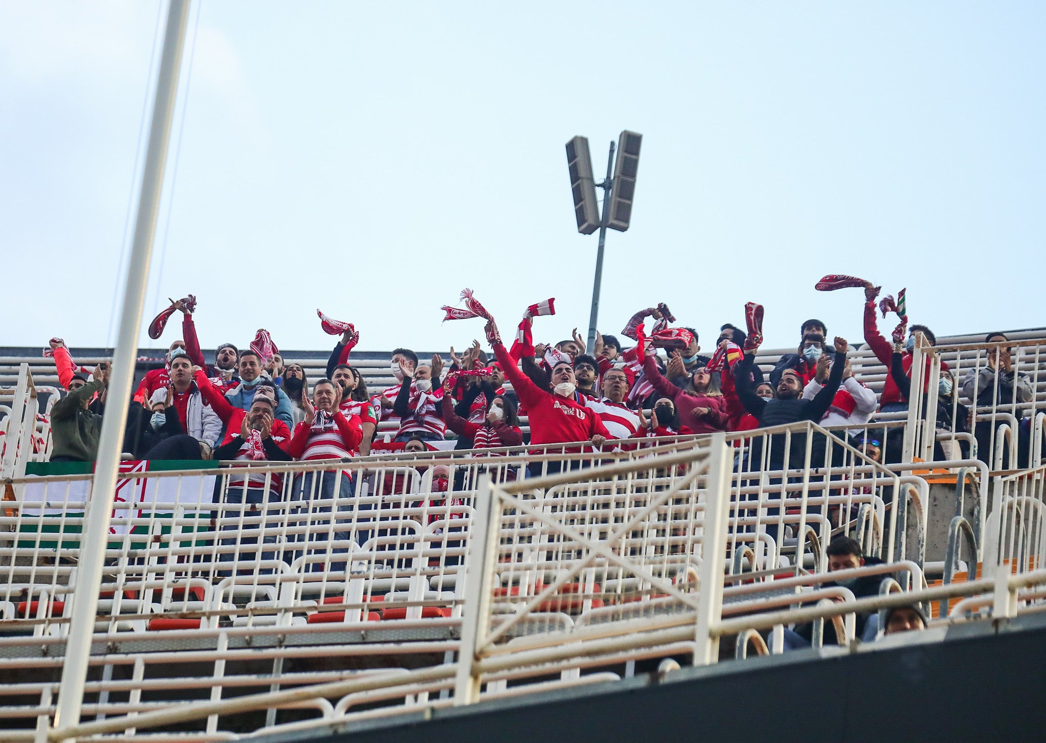 Luis Milla pugna por un babón aéreo.
