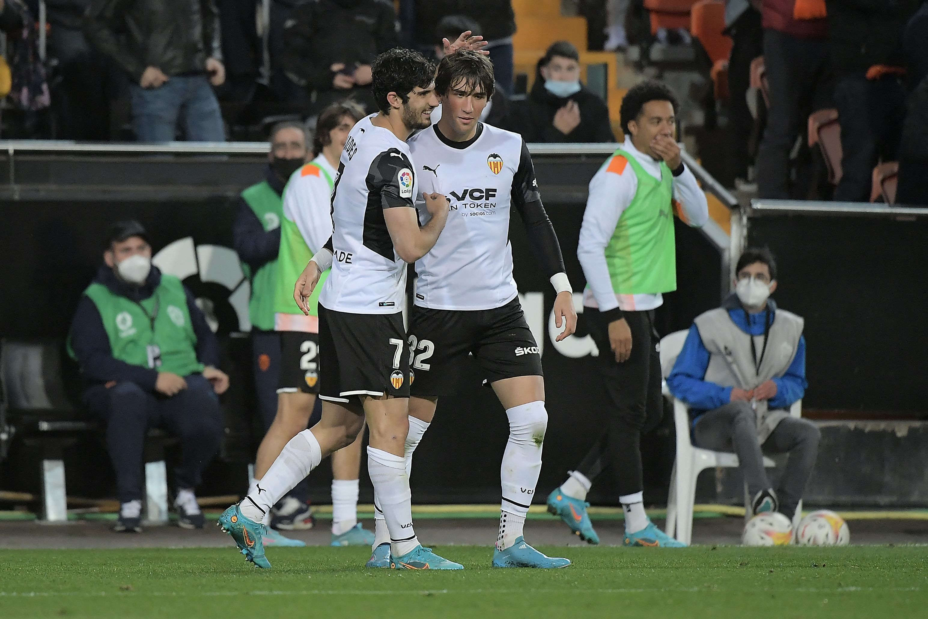 Luis Milla pugna por un babón aéreo.