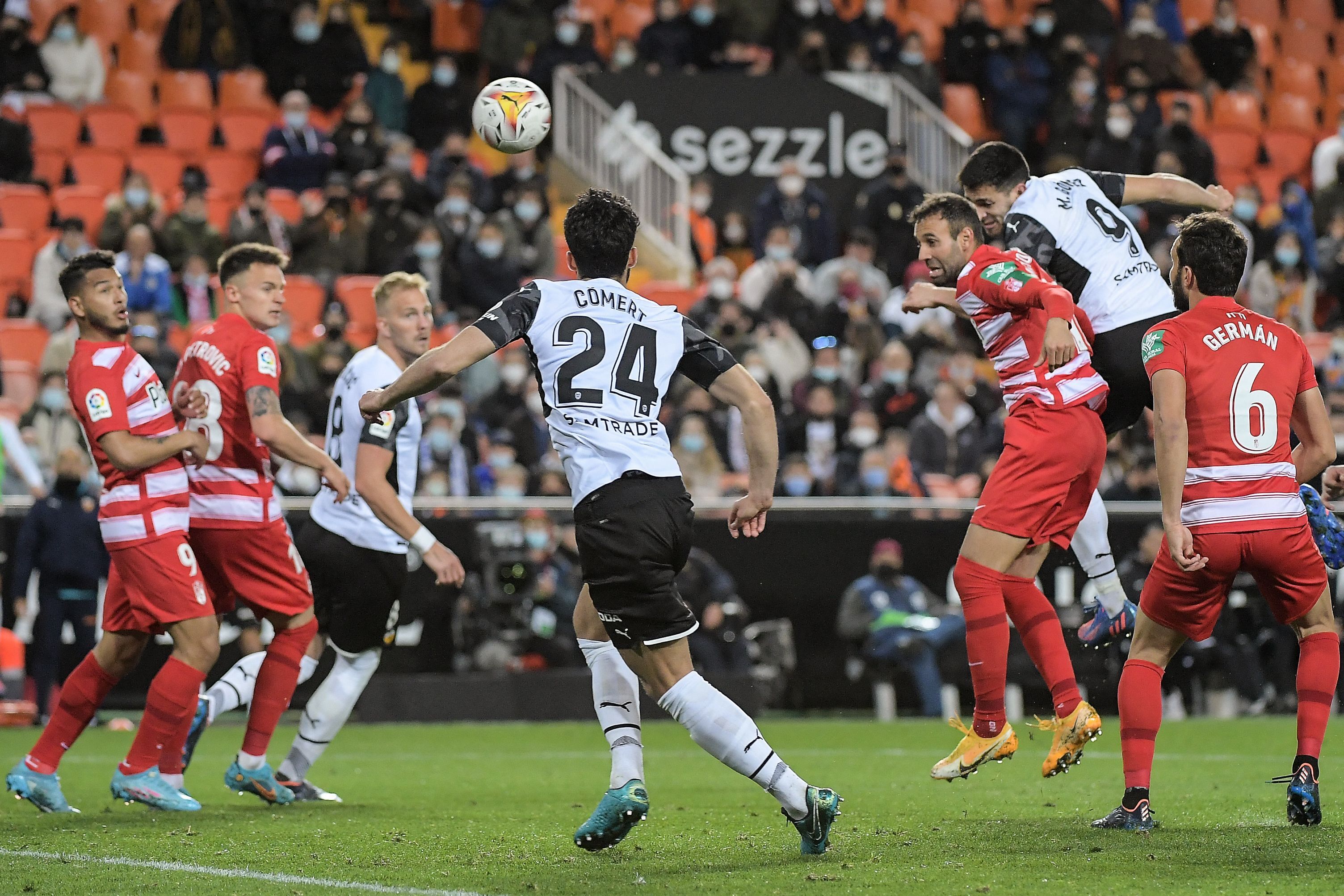 Luis Milla pugna por un babón aéreo.