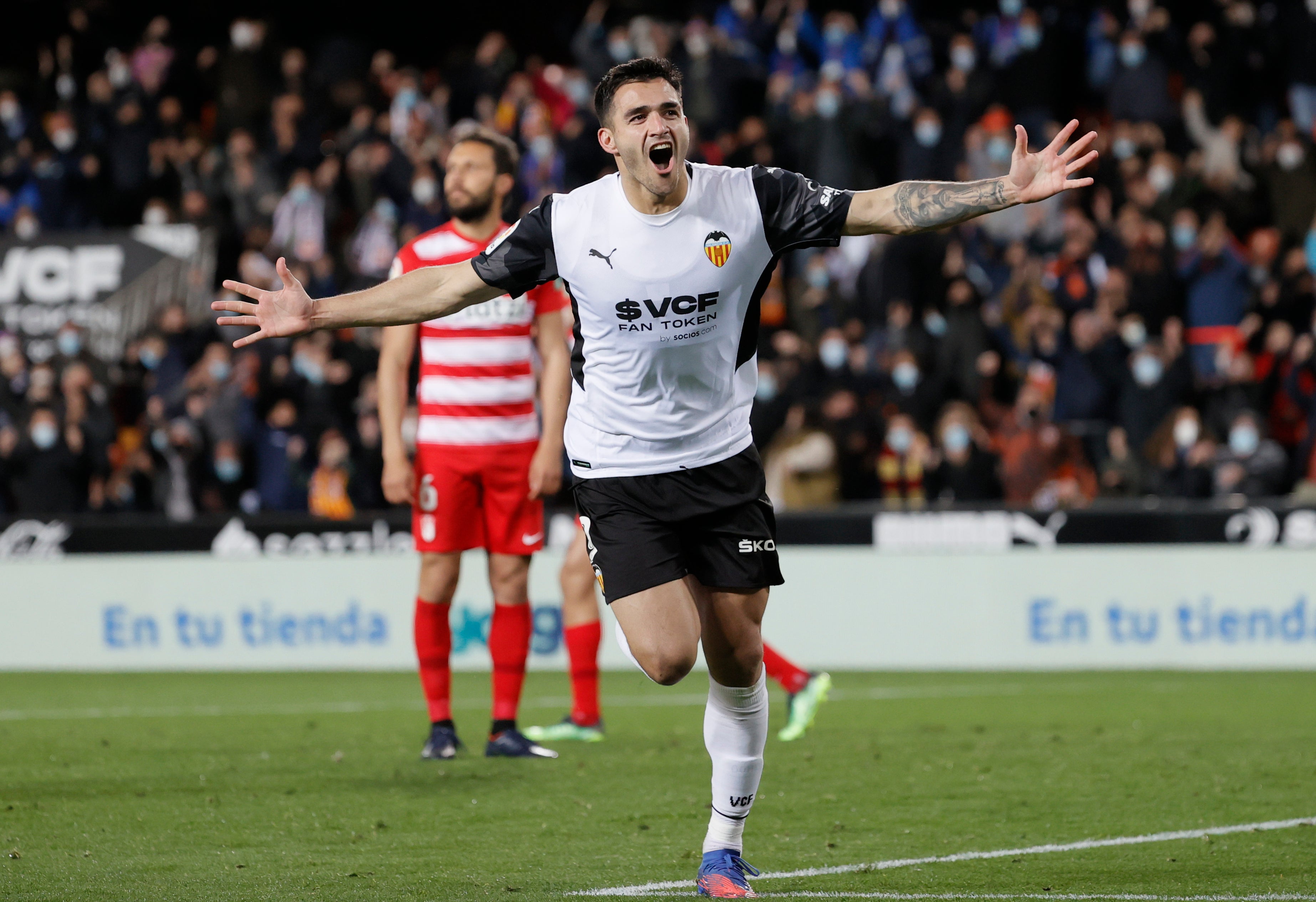 Luis Milla pugna por un babón aéreo.