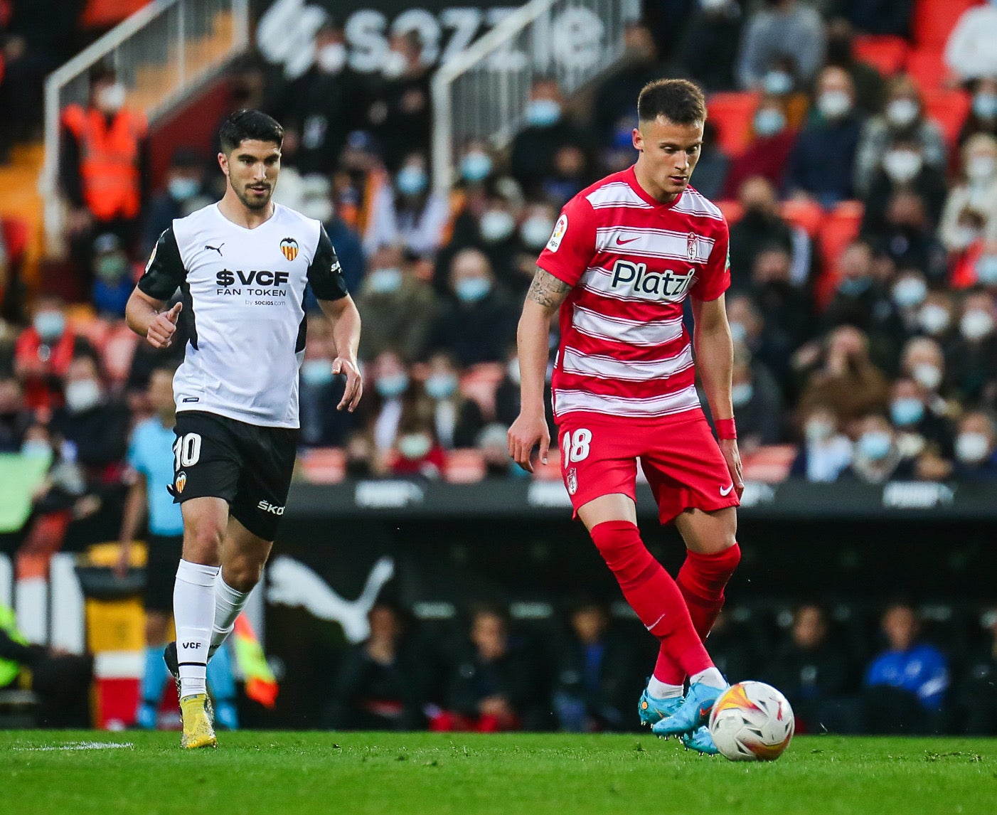 Luis Milla pugna por un babón aéreo.