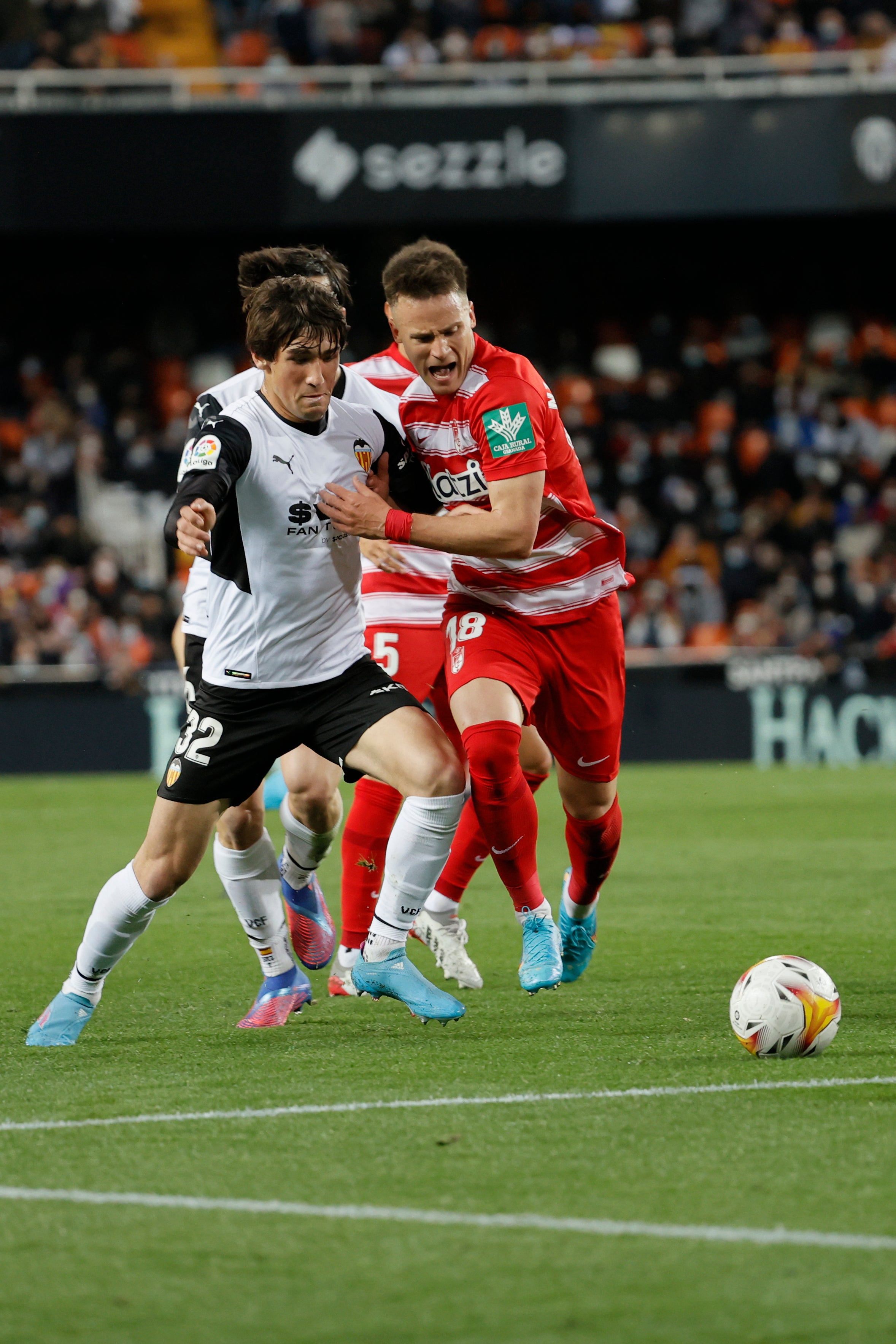 Luis Milla pugna por un babón aéreo.