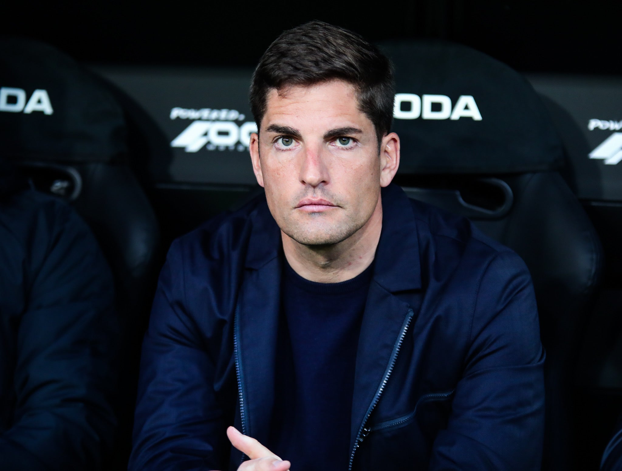 Luis Milla pugna por un babón aéreo.