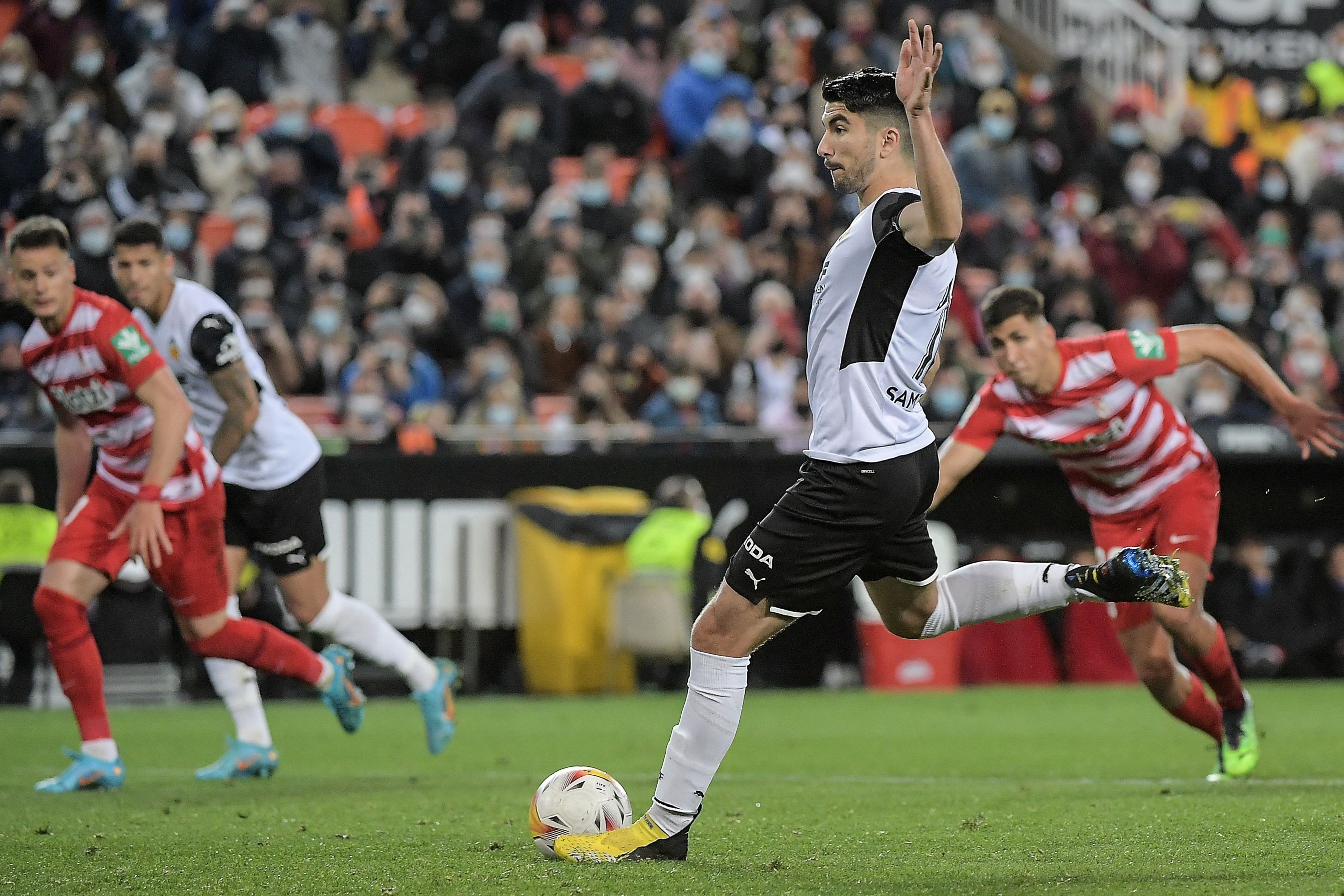Luis Milla pugna por un babón aéreo.