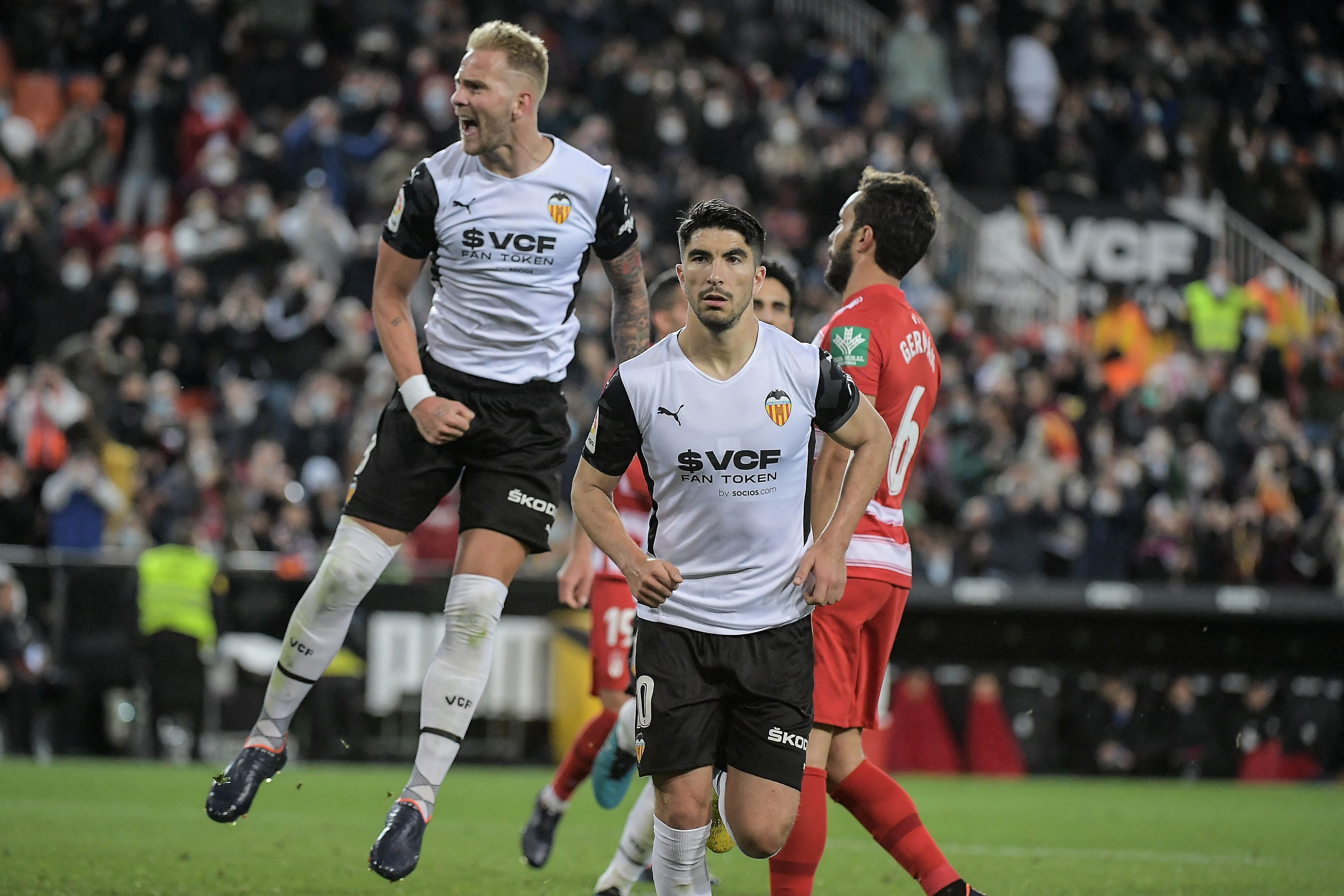 Luis Milla pugna por un babón aéreo.