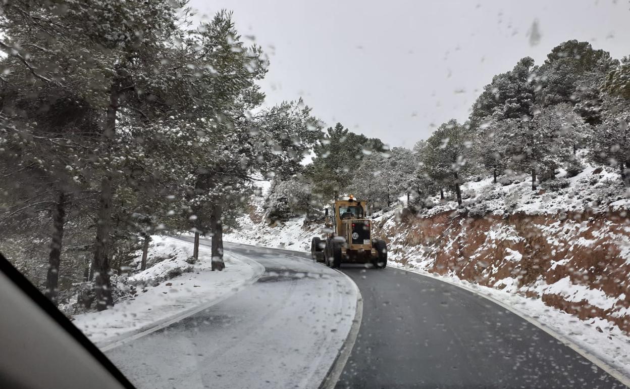 Tráfico en Almería | La nieve obliga a cortar las carreteras de Las Menas y del Alto de Velefique