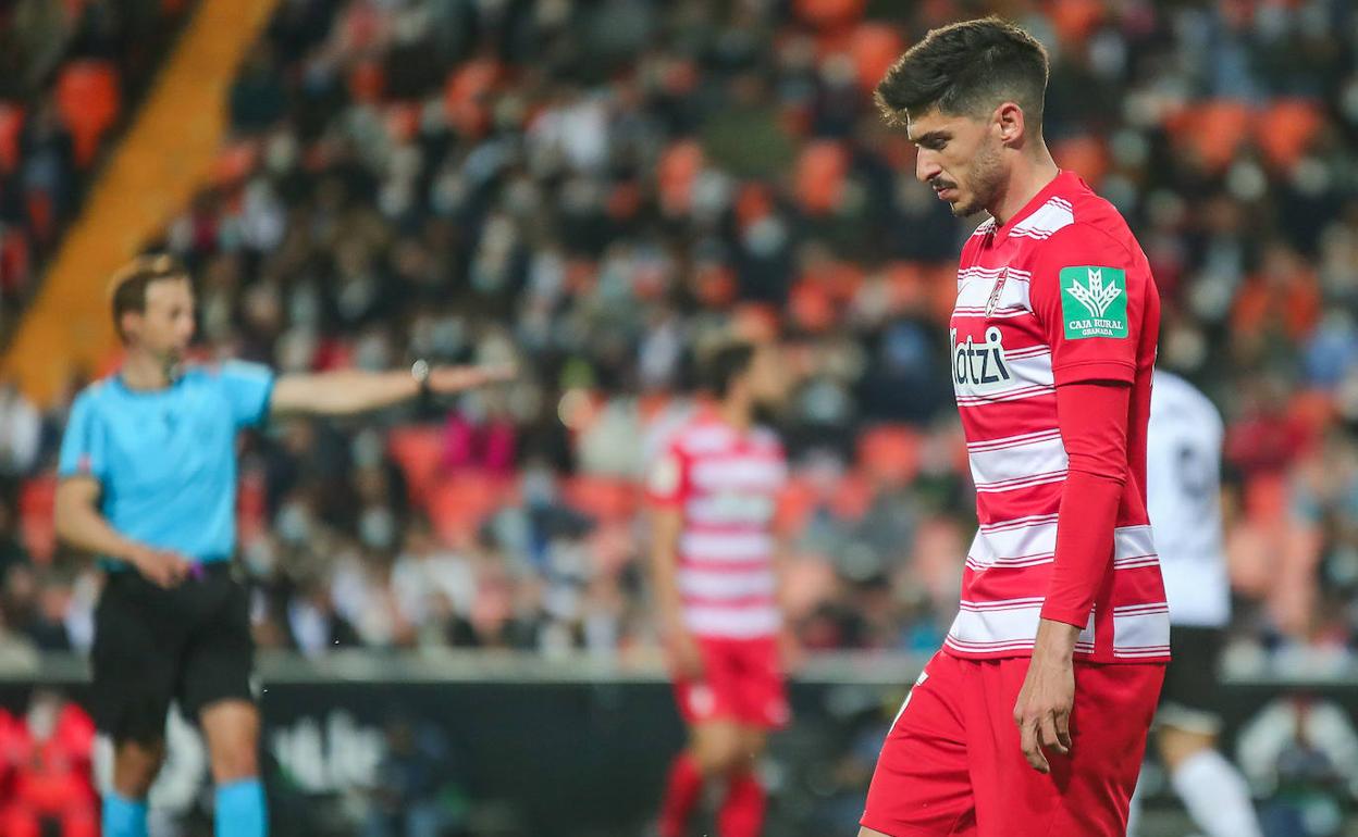 Carlos Neva, cabizbajo en Mestalla. 