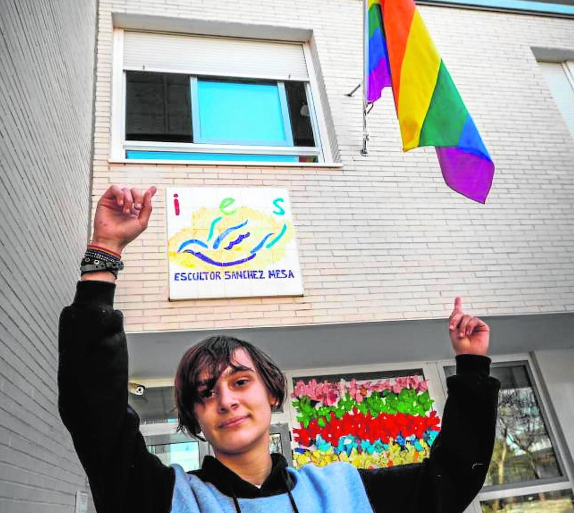 Shara Torres muestra la bandera LGTBI colocada en la fachada de su instituto.