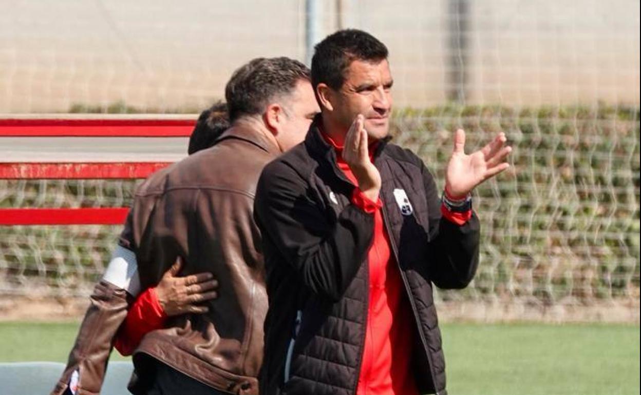 Torrecilla aplaude durante el Recreativo-Marchamalo. 