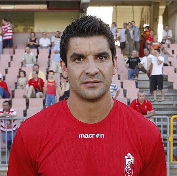 En su presentación como jugador del Granada. 