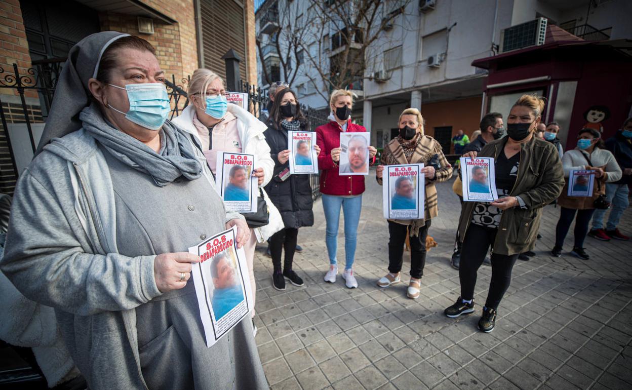 El barrio de La Paz se vuelca en apoyo a la familia del desaparecido. 