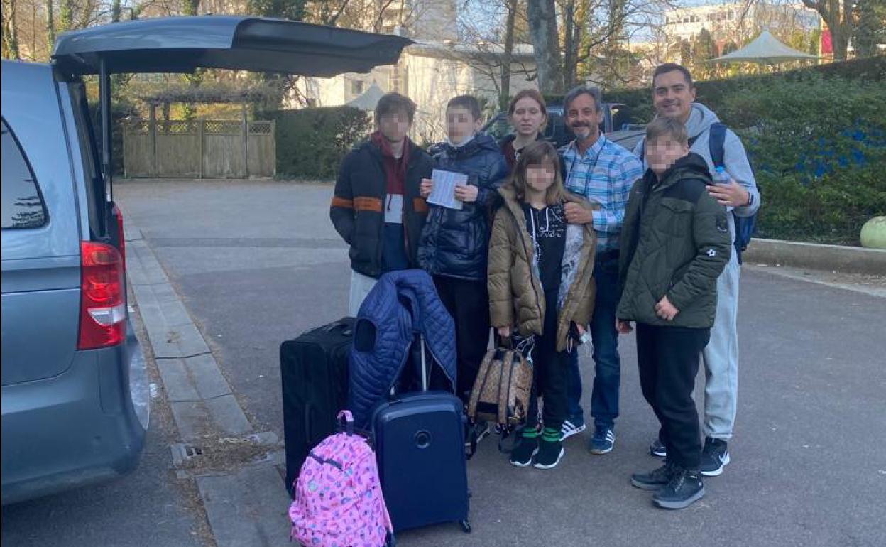 Oksana Martinenko y su familia con José Manuel en el viaje de vuelta. 