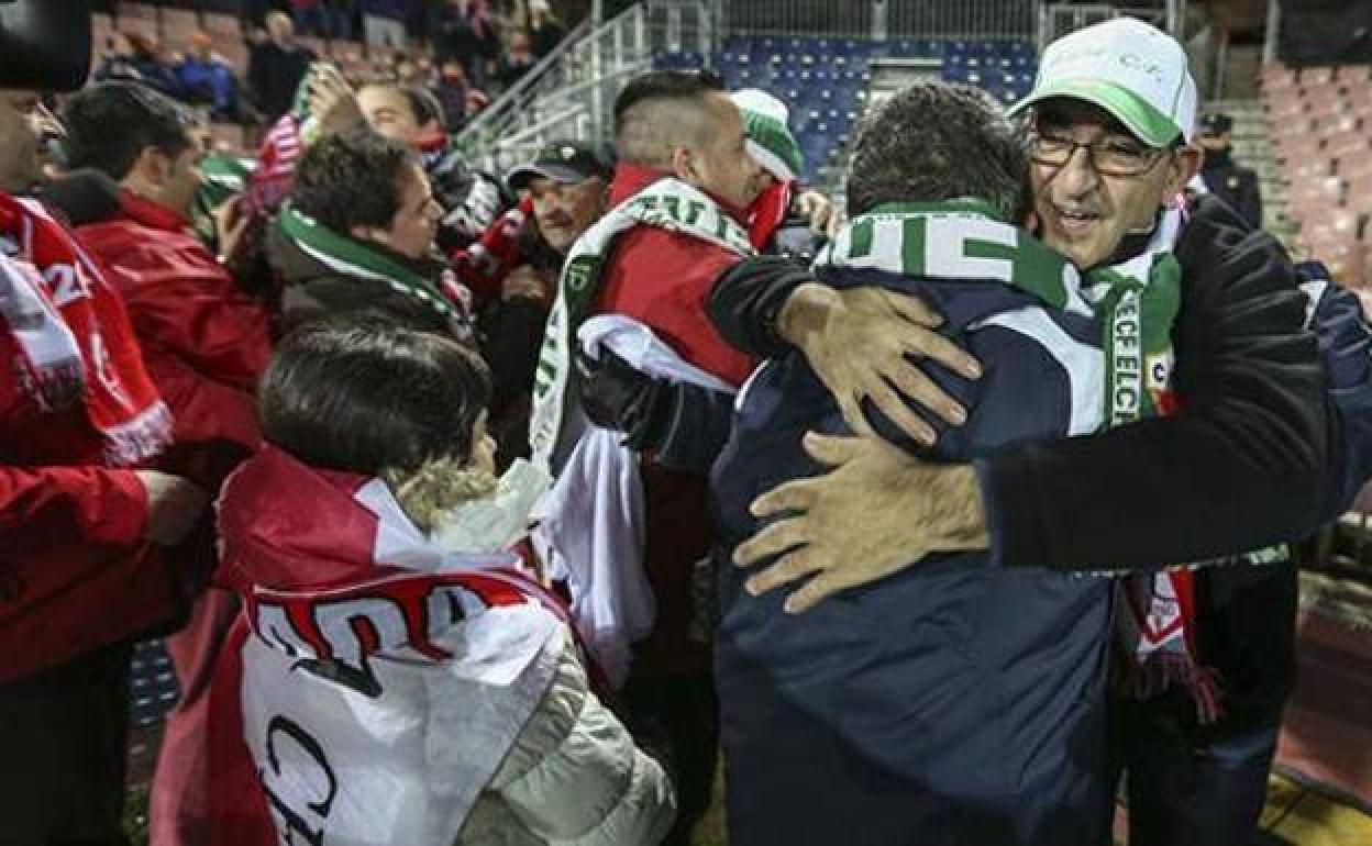 Hermanamiento entre aficiones en 2015 con un abrazo entre el franjiverde Ismael y el rojiblanco Ángel Caparrós. 