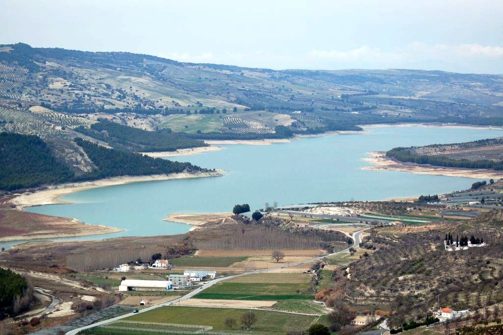 Vista al embalse de los Bermejales desde la Mesa de Fornes