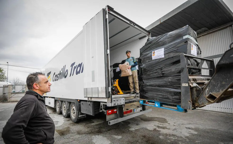 Dos camiones llenos de medicinas, comida y esperanza parten de Granada hacia Ucrania