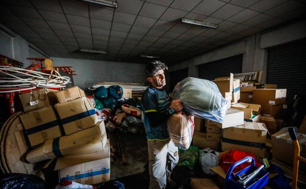 Imagen principal - Dos camiones llenos de medicinas, comida y esperanza parten de Granada hacia Ucrania