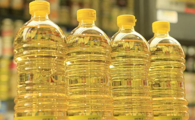 Aviso de la OCU por la compra compulsiva de aceite de girasol y cuándo llegaría la «escasez»