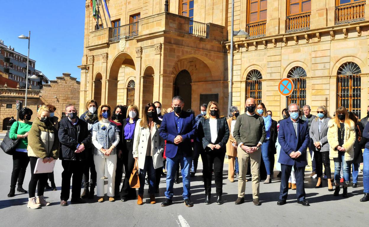 El alcalde, Raúl Caro-Accino, junto a concejales y trabajadores municipales, durante la concentración. 