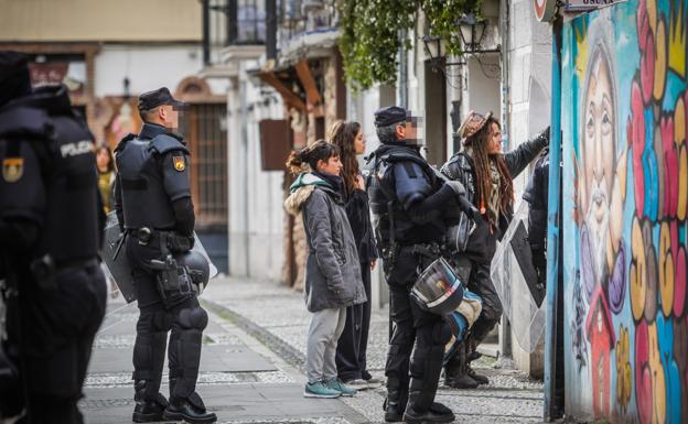 Dos detenidos y veinte desalojados de una casa okupa del Realejo