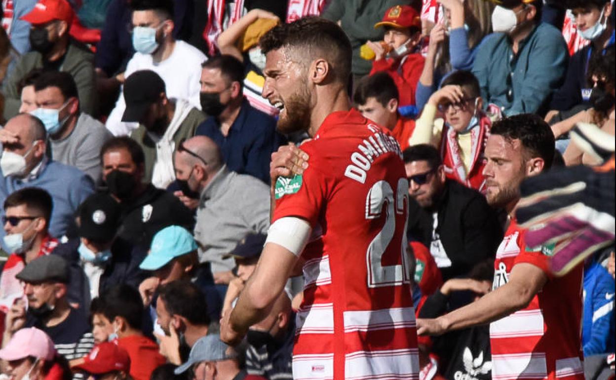 Domingos Duarte se toca el hombro. 