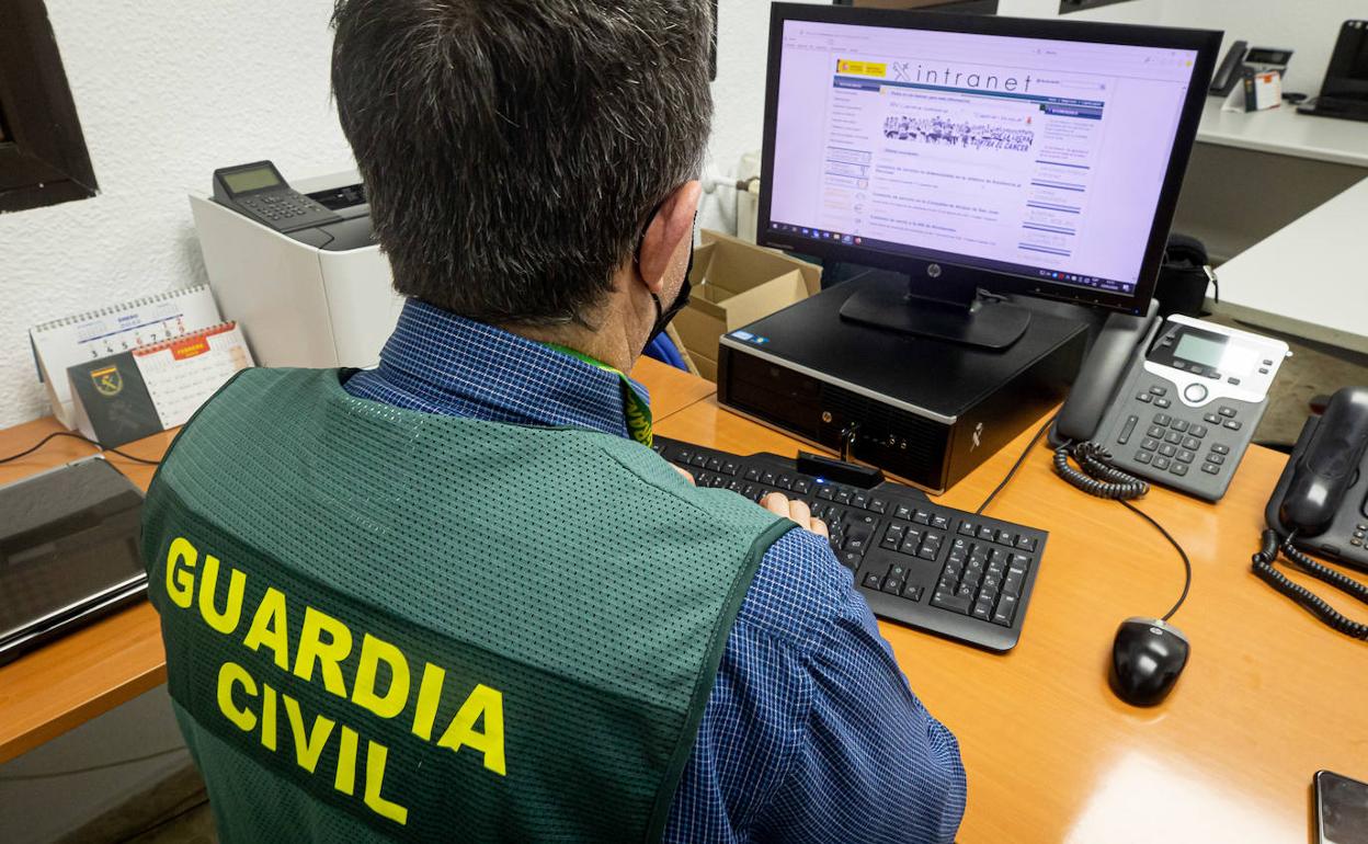 El grupo de delitos tecnológicos de la Comandancia de la Guardia Civil de Granada recibe cada vez más denuncias.