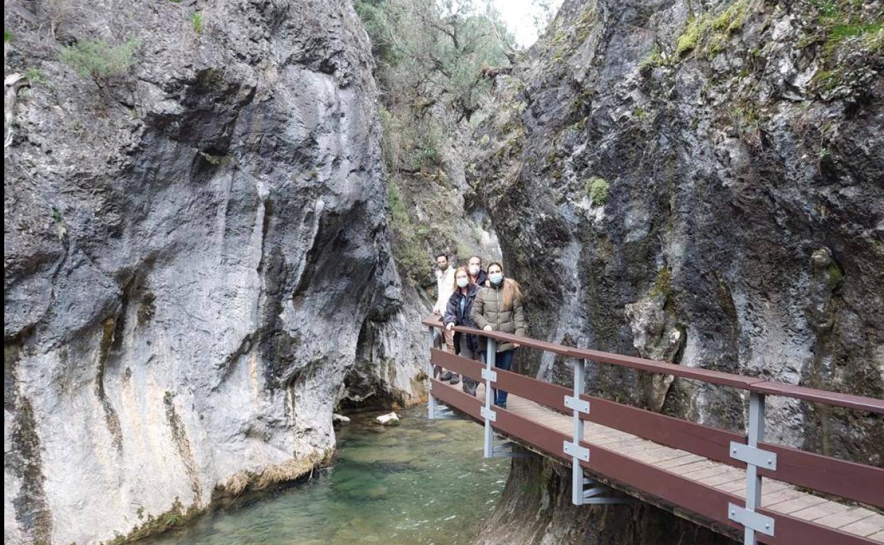 Visita de la delegada a una de las zonas del Río Borosa donde se ha intervenido. 