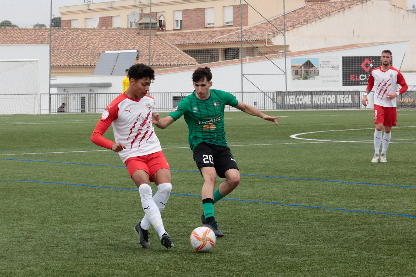 El Huétor Vega saca un punto en un partido que se complica al arrancar