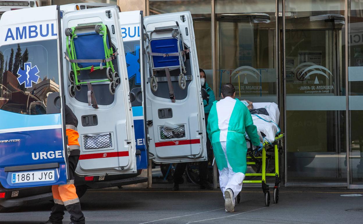 Un sanitario accede al hospital Virgen de las Nieves con un paciente. 