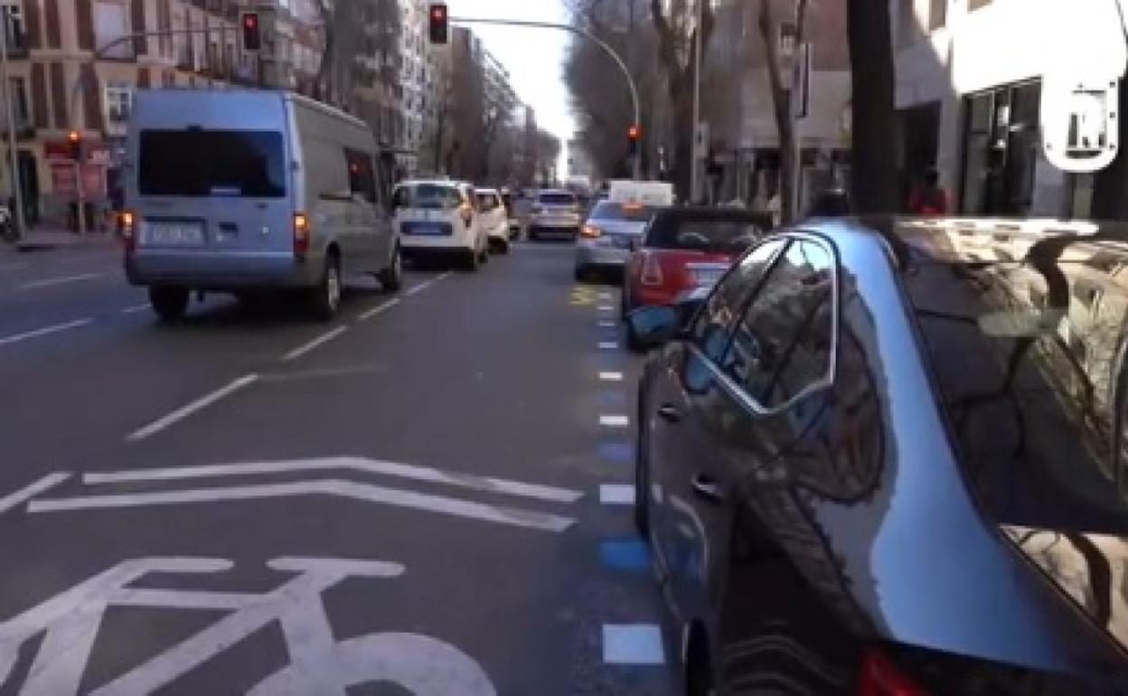 Líneas azules y blancas pintadas en las calles de Madrid