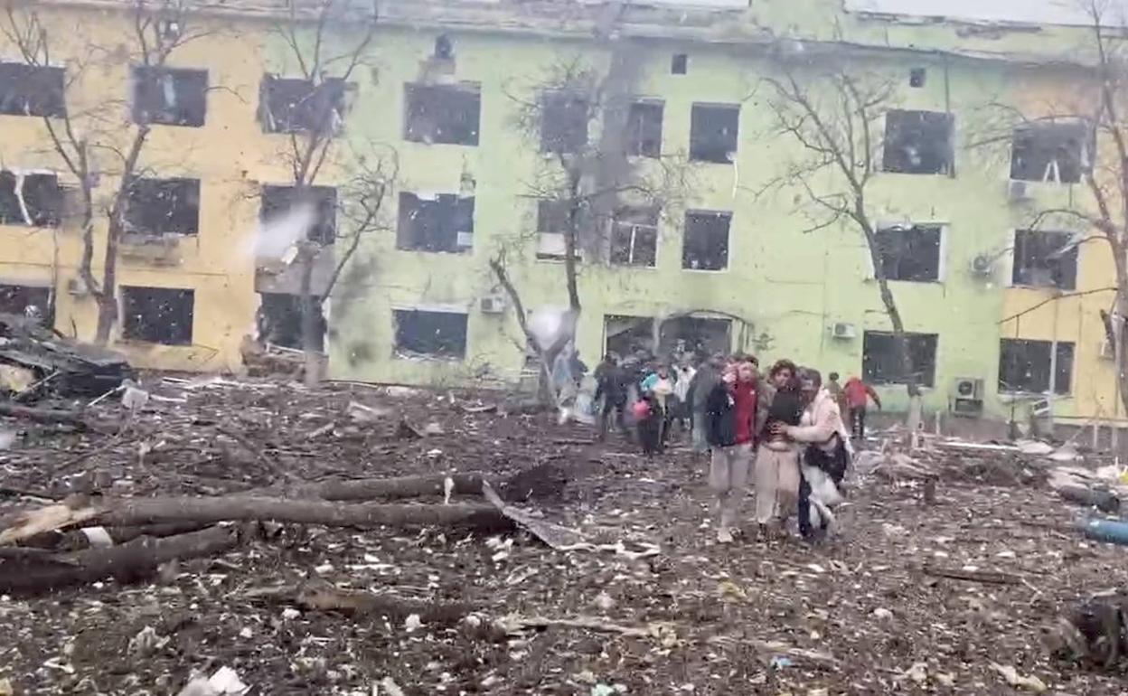 Hospital infantil bombardeado por las tropas rusas en Mariúpol