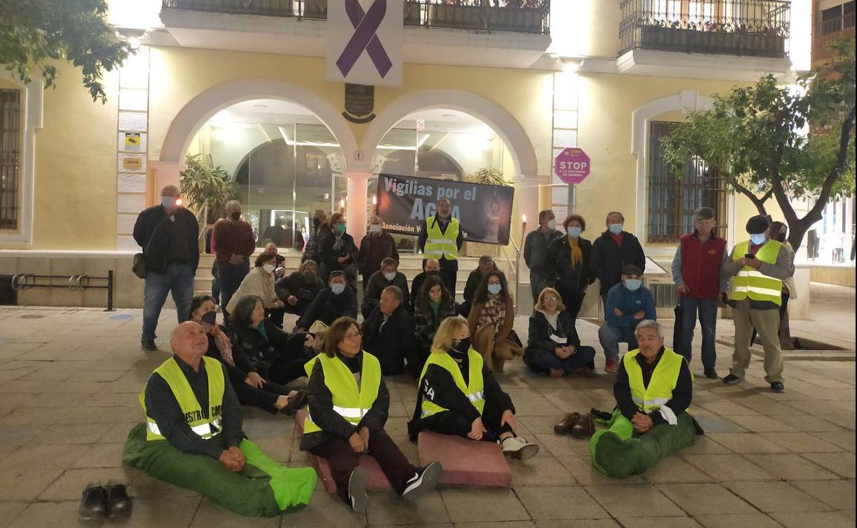 Los regantes anoche, en la plaza del Ayuntamiento.