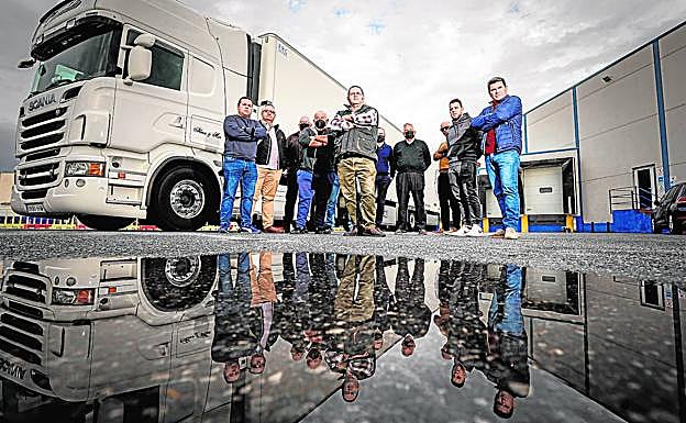 Camioneros que secundaron la huelga, ayer, a las puertas de Comotrans.