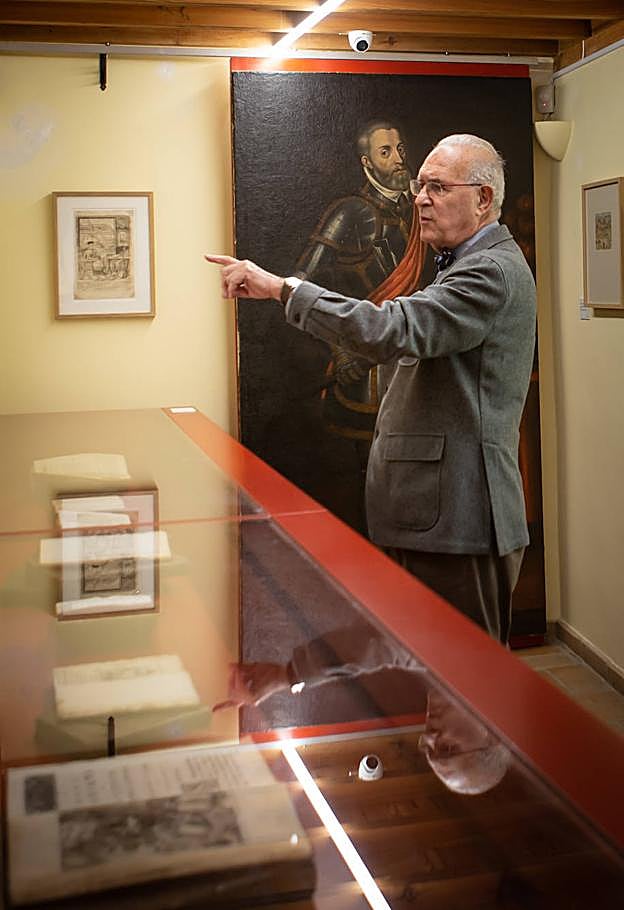 Ballesta, en una de las salas del Carmen donde guarda su colección. 