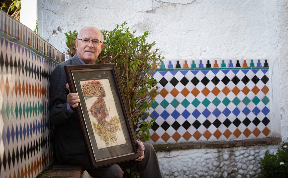 Carlos Ballesta muestra la acuarela de Pradilla en el patio del Carmen de Aben Humeya. 