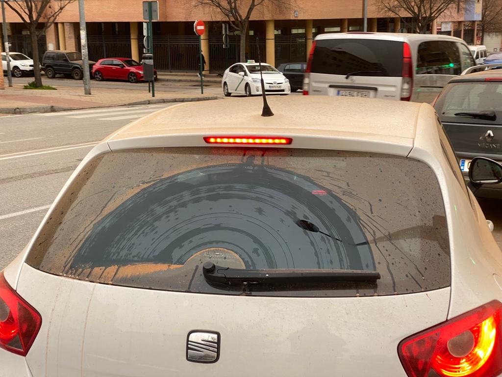 Polvo en los coches, calles y en el ambiente llegado del Sahara