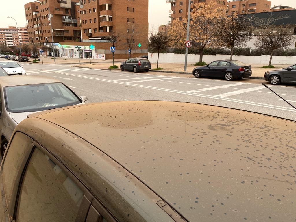 Polvo en los coches, calles y en el ambiente llegado del Sahara